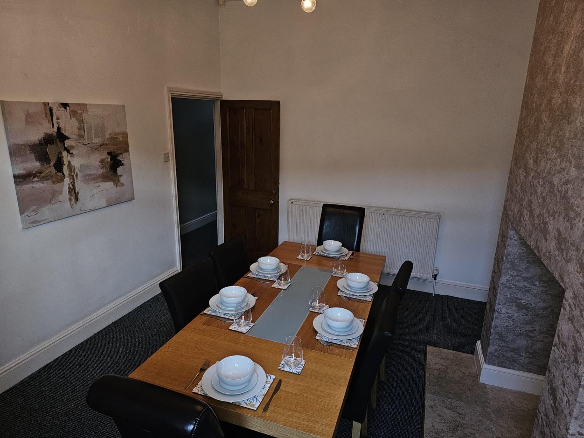 -Sleeps 10 People Spacious House -Fast Free Wifi -Free Parking -Contractor Friendly