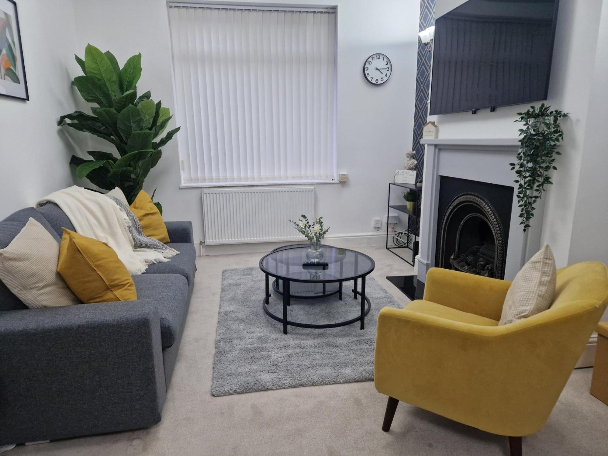 Vakantiehuis Modern House Close To Etihad, Coop Live, Centre, Ideal For Groups, Families & Work, Free Parking *