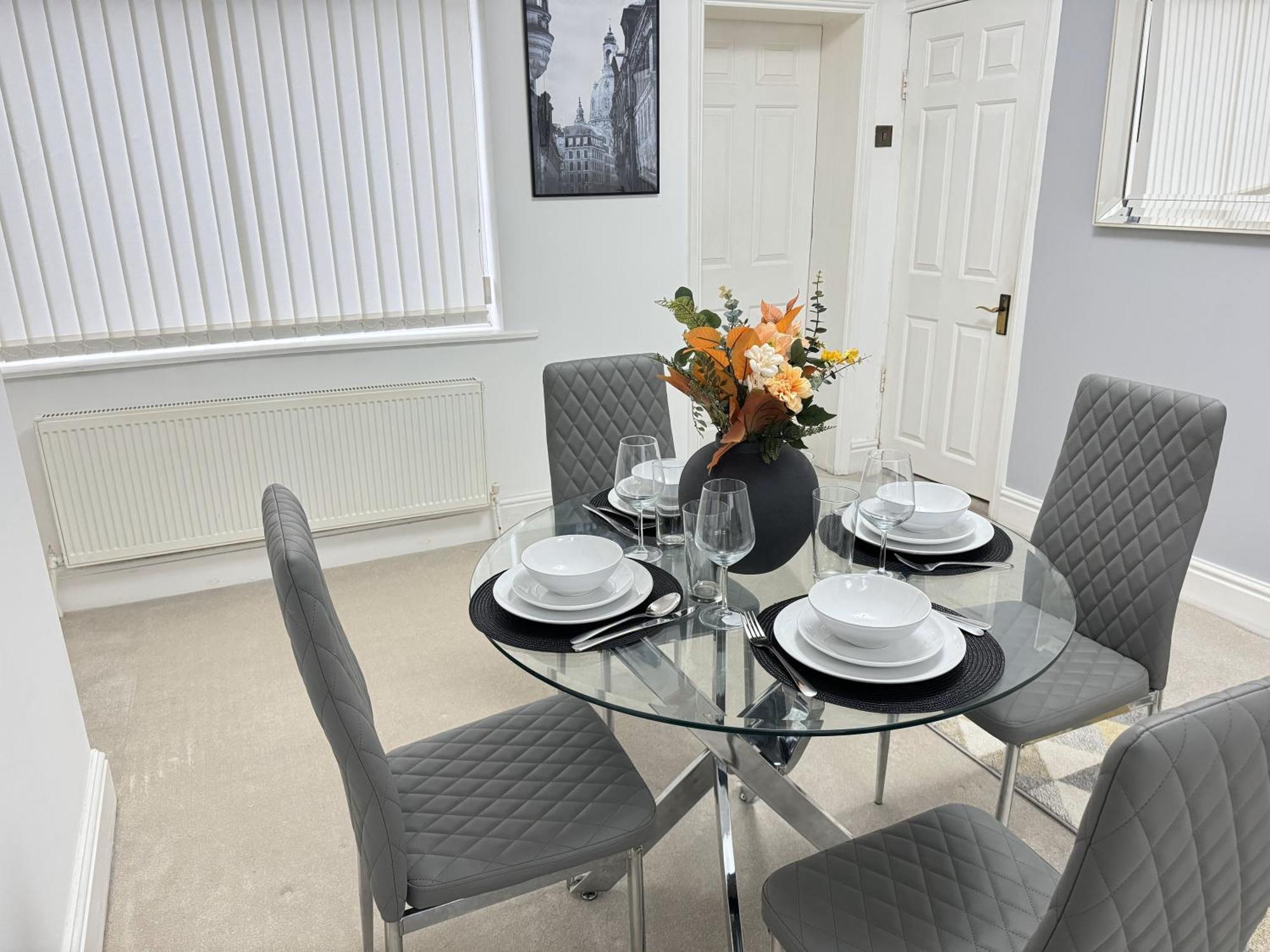 Vakantiehuis Modern House Close To Etihad, Coop Live, Centre, Ideal For Groups, Families & Work, Free Parking *