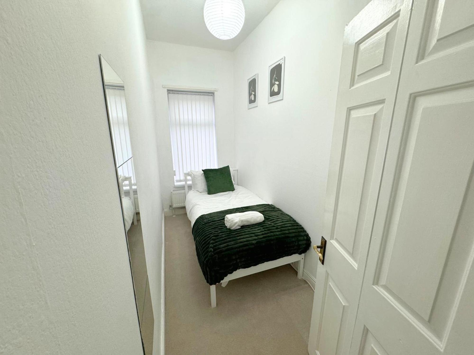 Vakantiehuis Modern House Close To Etihad, Coop Live, Centre, Ideal For Groups, Families & Work, Free Parking *