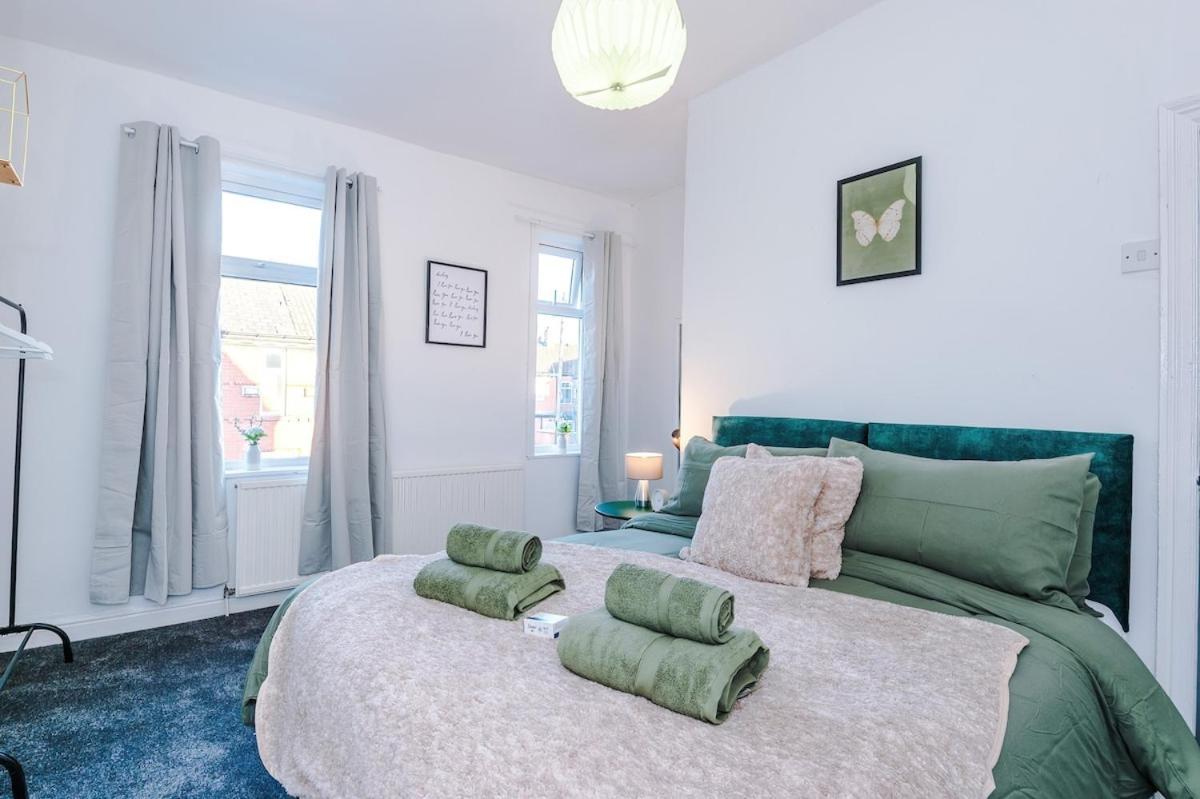 Apartment Free Park, Sleeps 8, Stunning In Salford, Long Term Disc, Perfect For Groups *