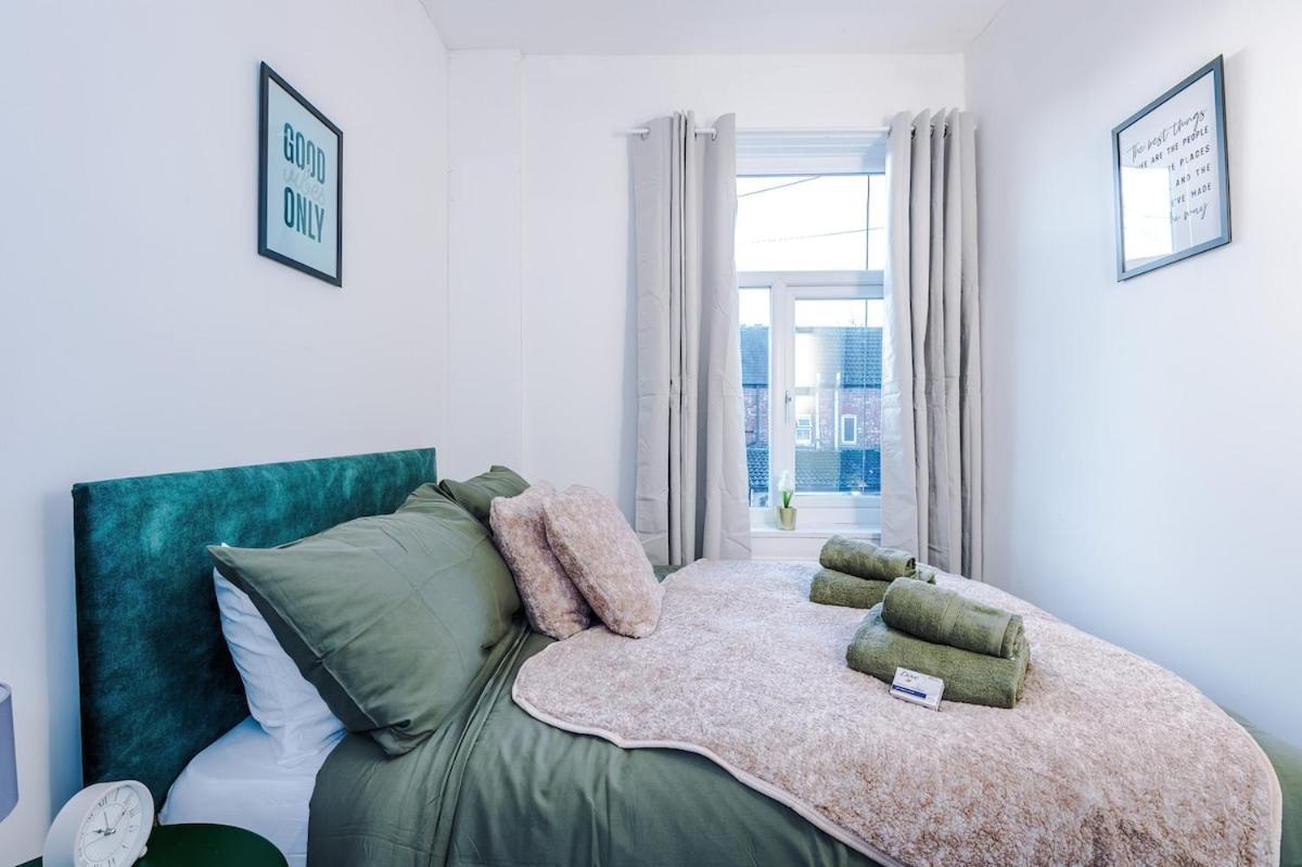 Apartment Free Park, Sleeps 8, Stunning In Salford, Long Term Disc, Perfect For Groups