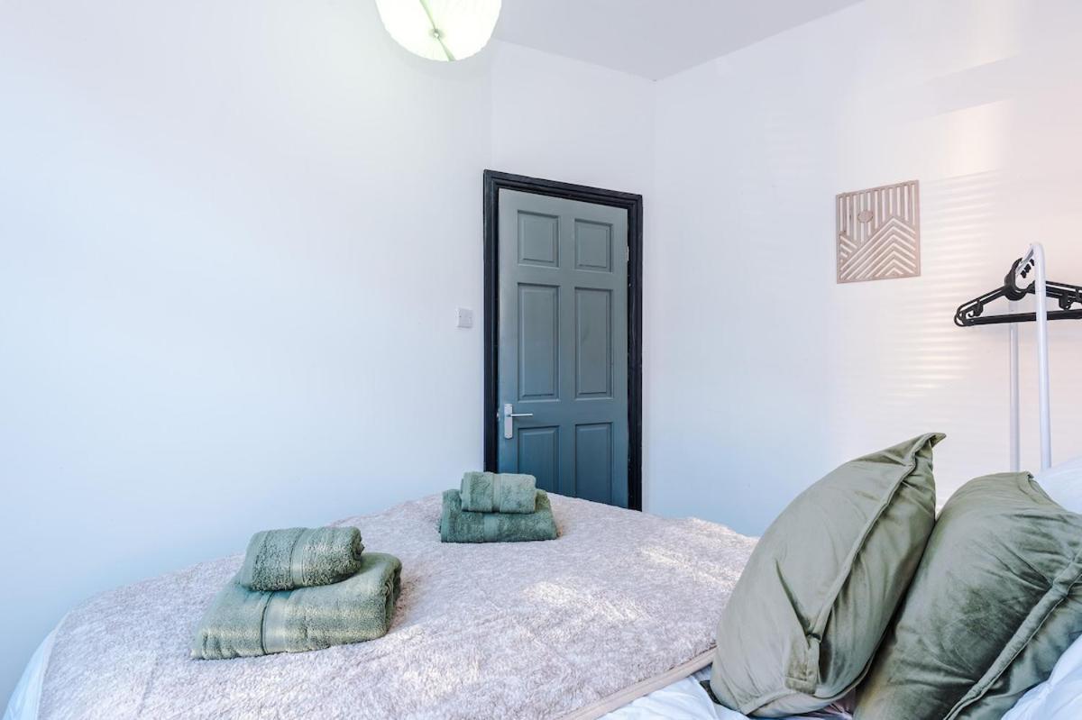 Free Park, Sleeps 8, Stunning In Salford, Long Term Disc, Perfect For Groups Apartment Manchester