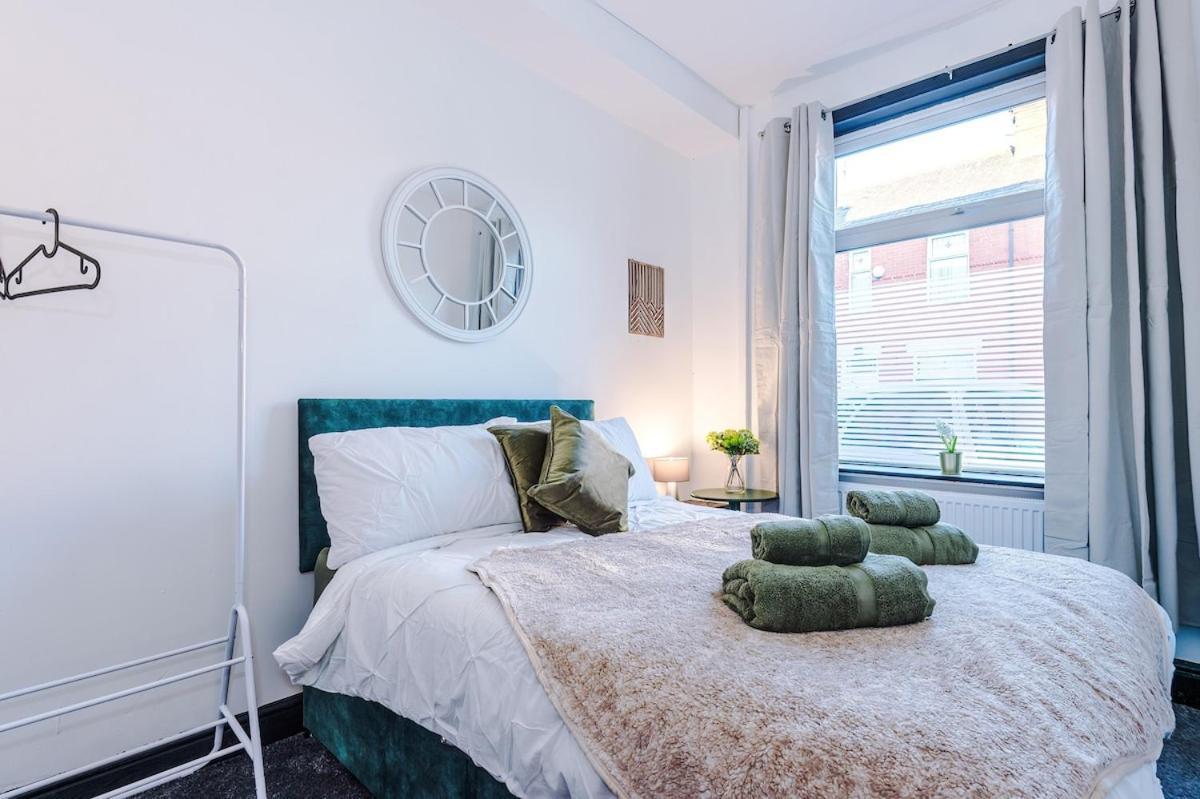 Apartment Free Park, Sleeps 8, Stunning In Salford, Long Term Disc, Perfect For Groups
