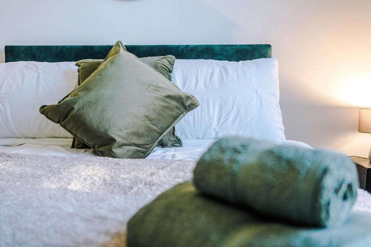 Apartment Free Park, Sleeps 8, Stunning In Salford, Long Term Disc, Perfect For Groups *