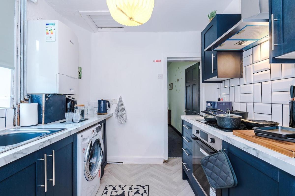 Free Park, Sleeps 8, Stunning In Salford, Long Term Disc, Perfect For Groups Apartment