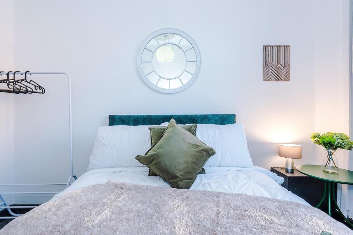 Apartment Free Park, Sleeps 8, Stunning In Salford, Long Term Disc, Perfect For Groups *