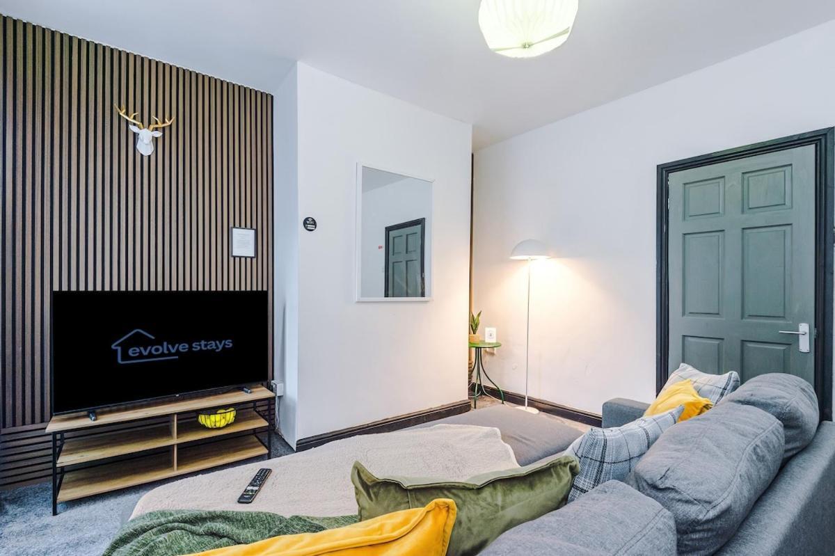 Free Park, Sleeps 8, Stunning In Salford, Long Term Disc, Perfect For Groups Apartment Manchester