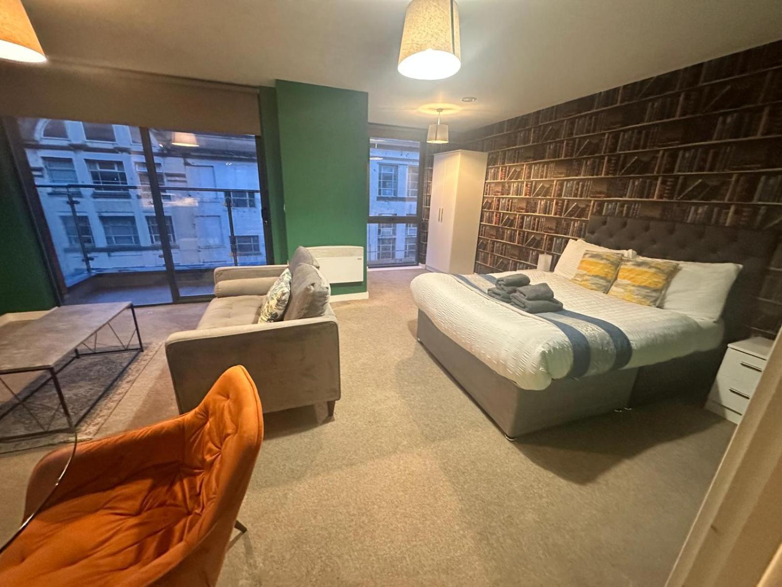 Adelphi Wharf By Beehosting * Manchester