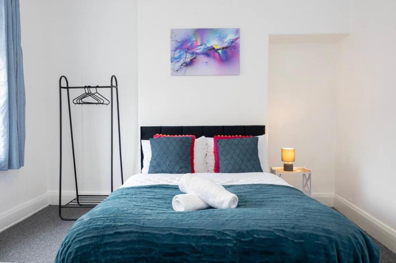 Old Trafford Modern 3 Bedroom House *
