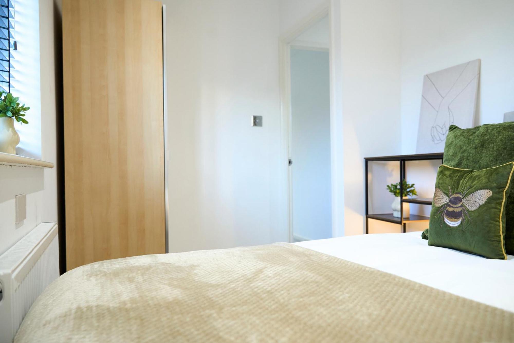 Spacious 2-Bed Home Near Manchester City Centre, Fast Wifi Holiday home
