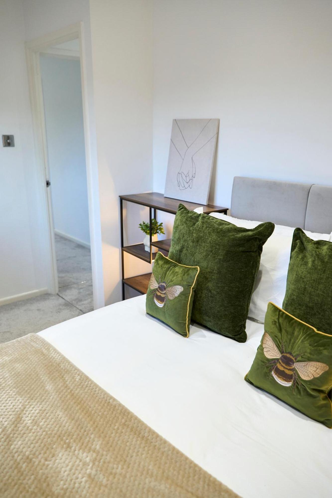 Spacious 2-Bed Home Near Manchester City Centre, Fast Wifi Holiday home *
