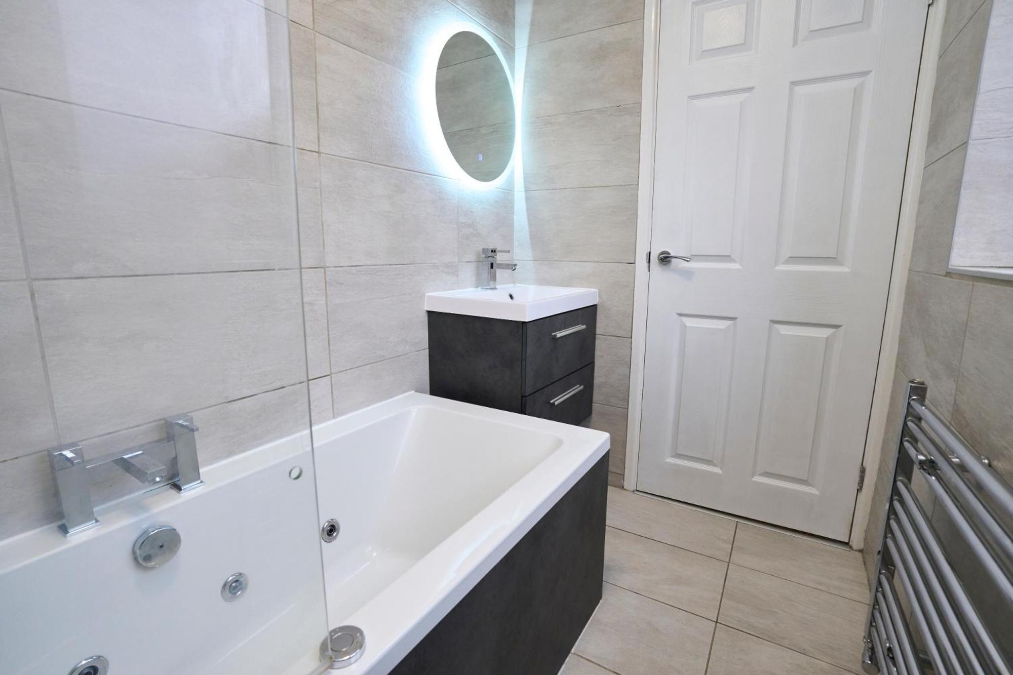 Spacious 2-Bed Home Near Manchester City Centre, Fast Wifi Holiday home *