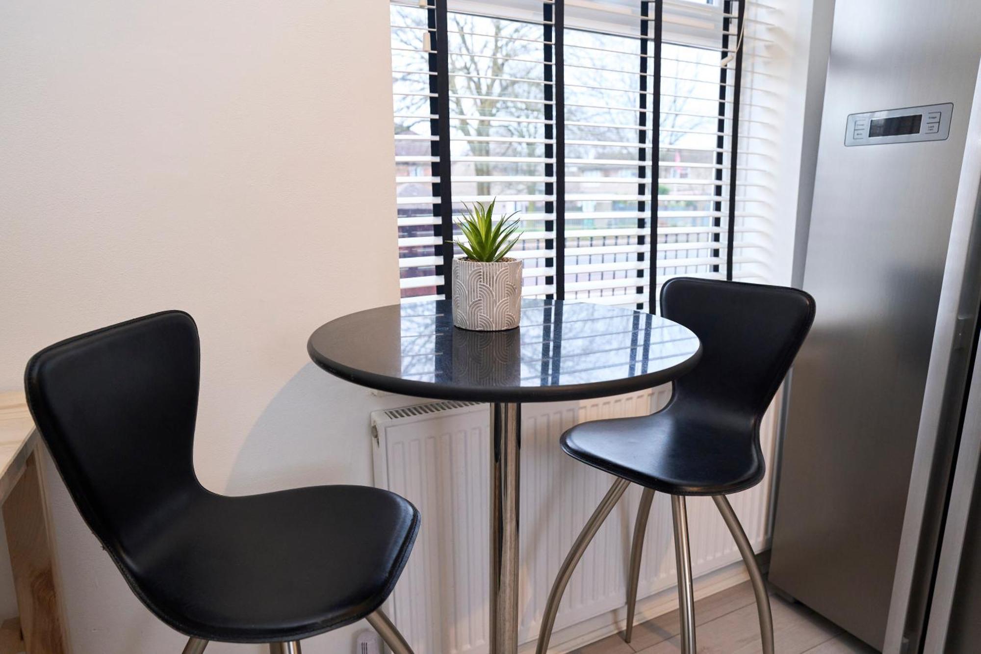 Holiday home Spacious 2-Bed Home Near Manchester City Centre, Fast Wifi Manchester