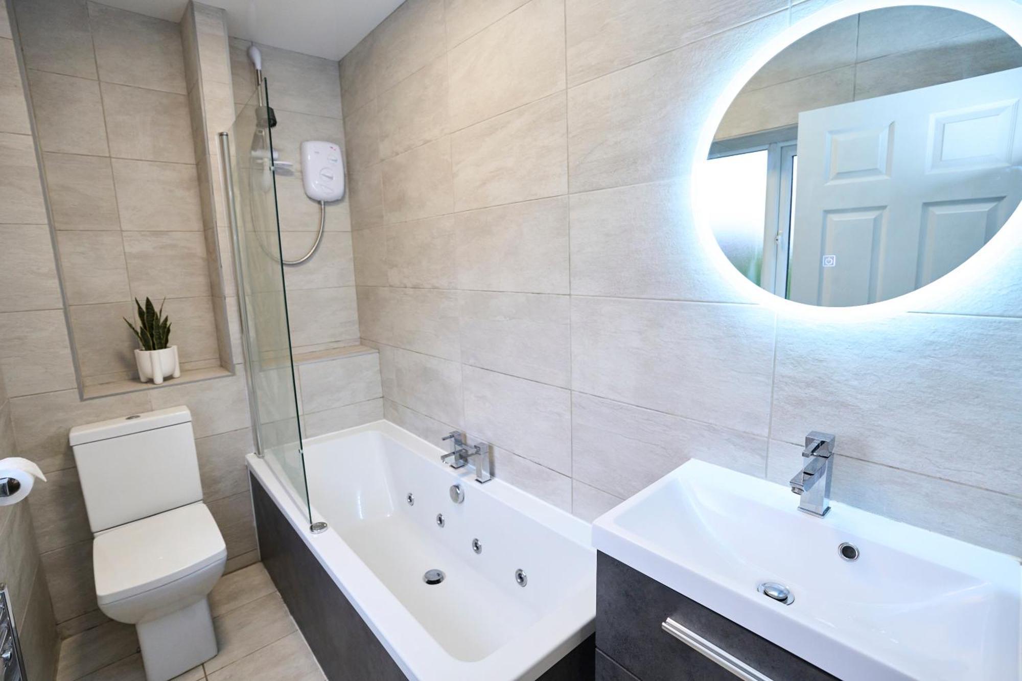 Spacious 2-Bed Home Near Manchester City Centre, Fast Wifi Holiday home Manchester