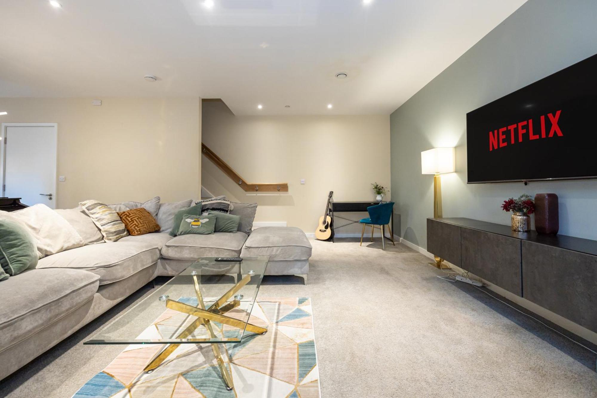 Holiday home Luxury 3-bed Townhouse Sleeps 6 Free Parking *