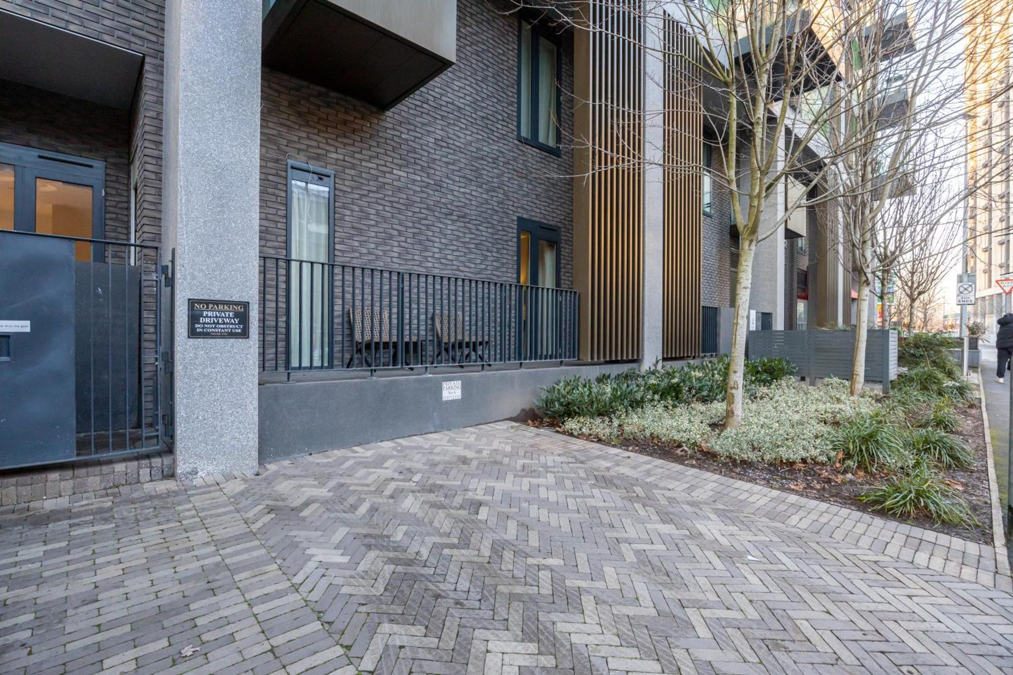 Luxury 3-bed Townhouse Sleeps 6 Free Parking Holiday home *