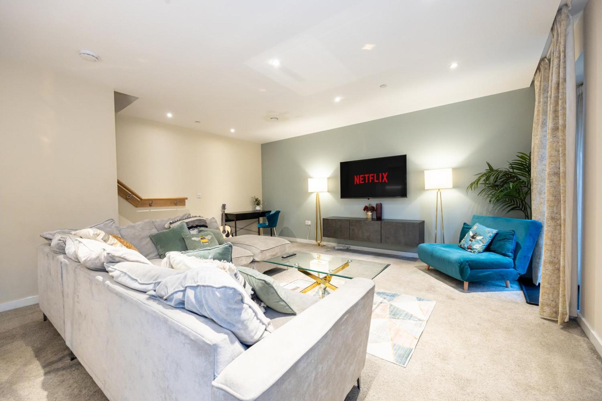 Holiday home Luxury 3-bed Townhouse Sleeps 6 Free Parking Manchester