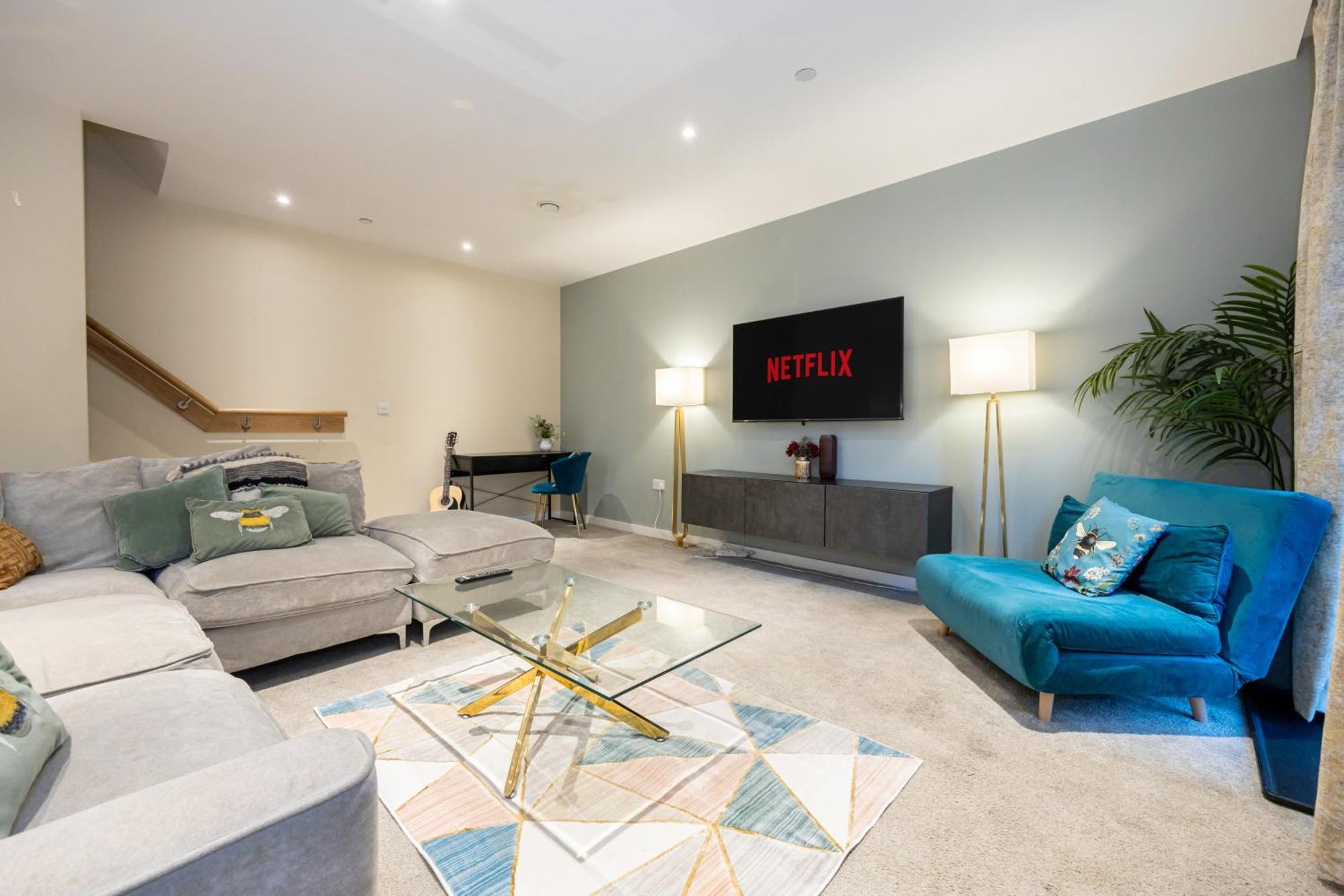 Luxury 3-bed Townhouse Sleeps 6 Free Parking Manchester