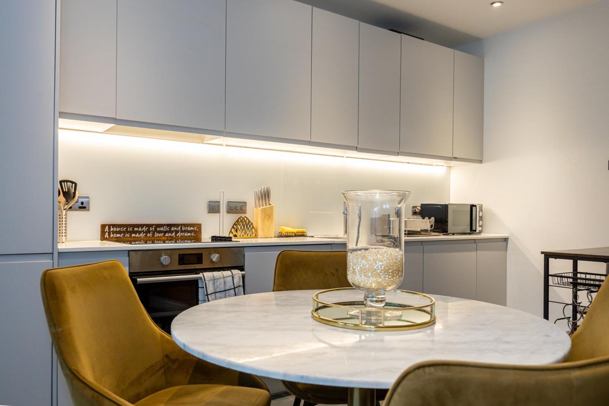 Luxury 3-bed Townhouse Sleeps 6 Free Parking Holiday home *