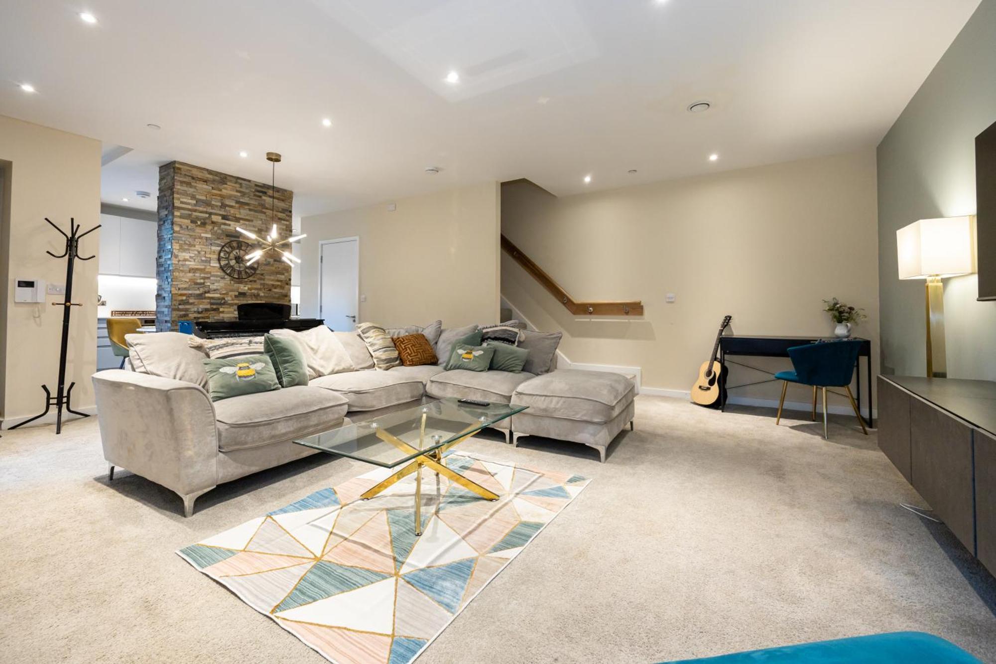 Luxury 3-bed Townhouse Sleeps 6 Free Parking *