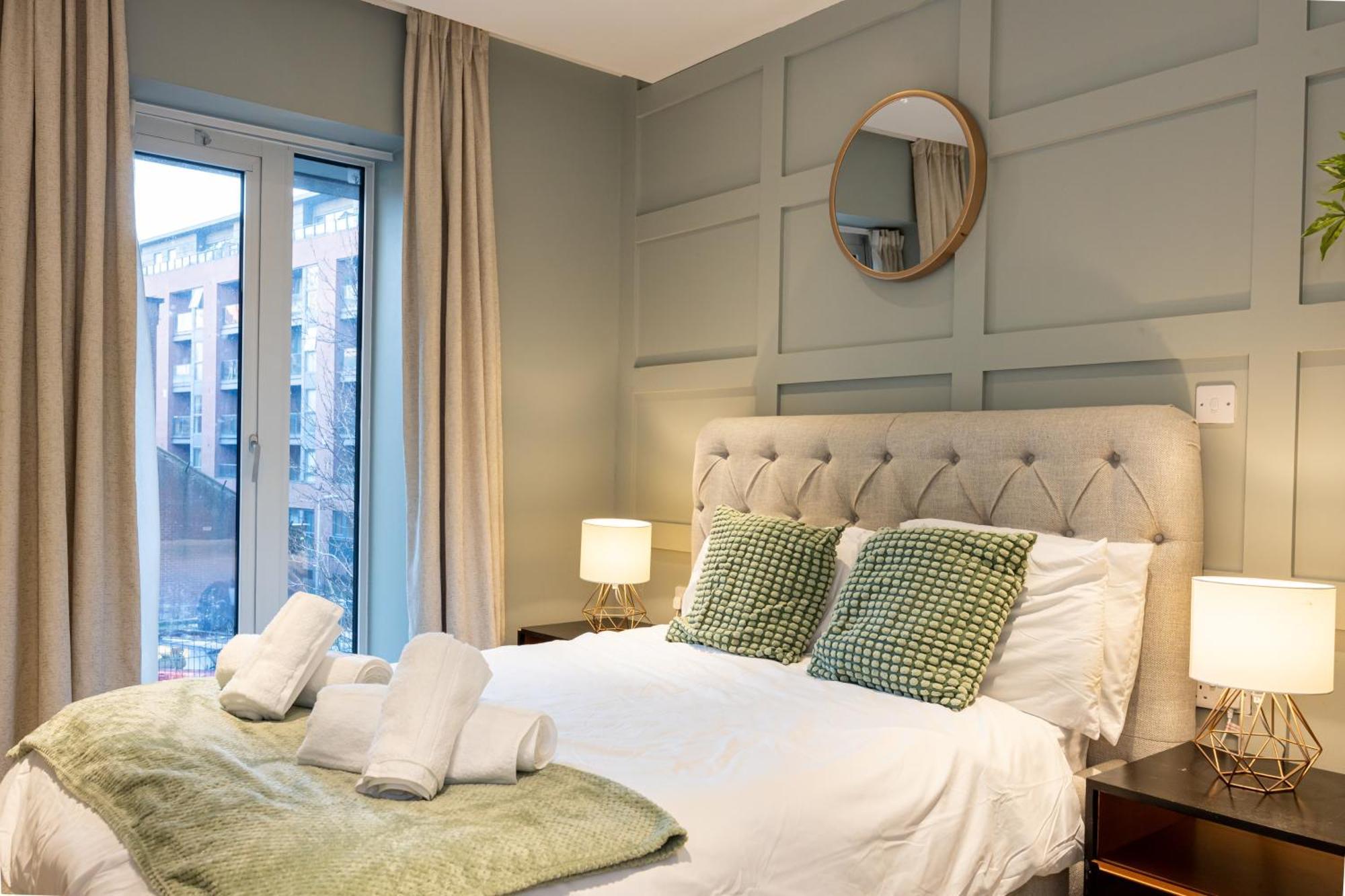 Luxury 3-bed Townhouse Sleeps 6 Free Parking