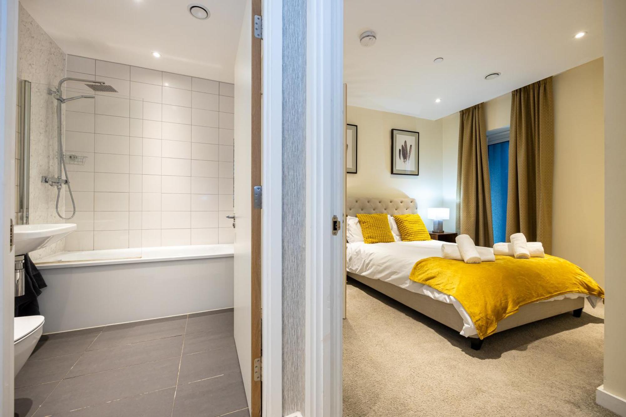 Luxury 3-bed Townhouse Sleeps 6 Free Parking Holiday home