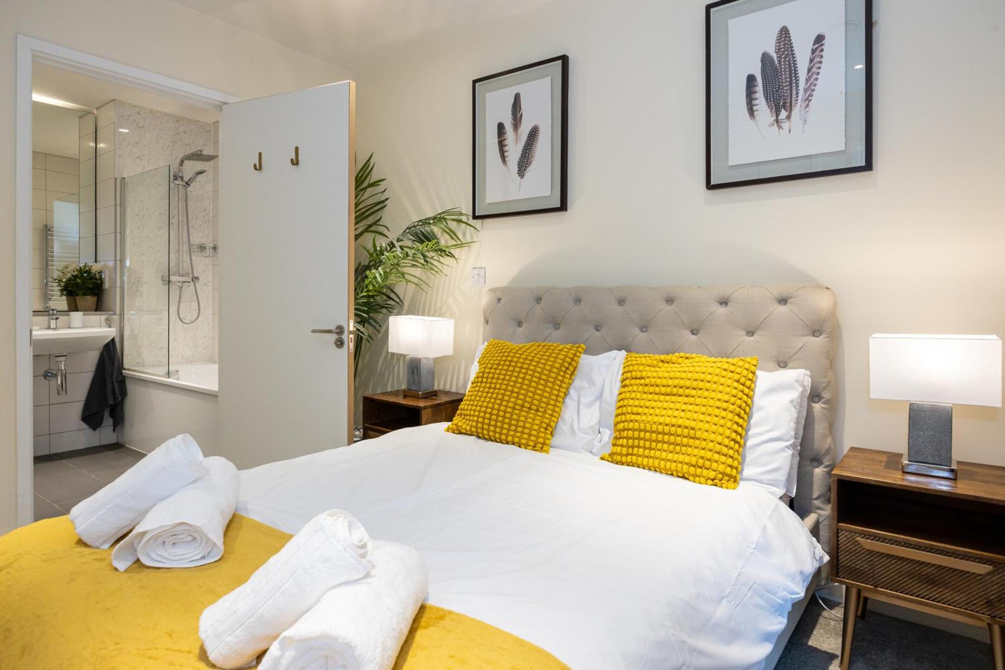 Luxury 3-bed Townhouse Sleeps 6 Free Parking Holiday home Manchester