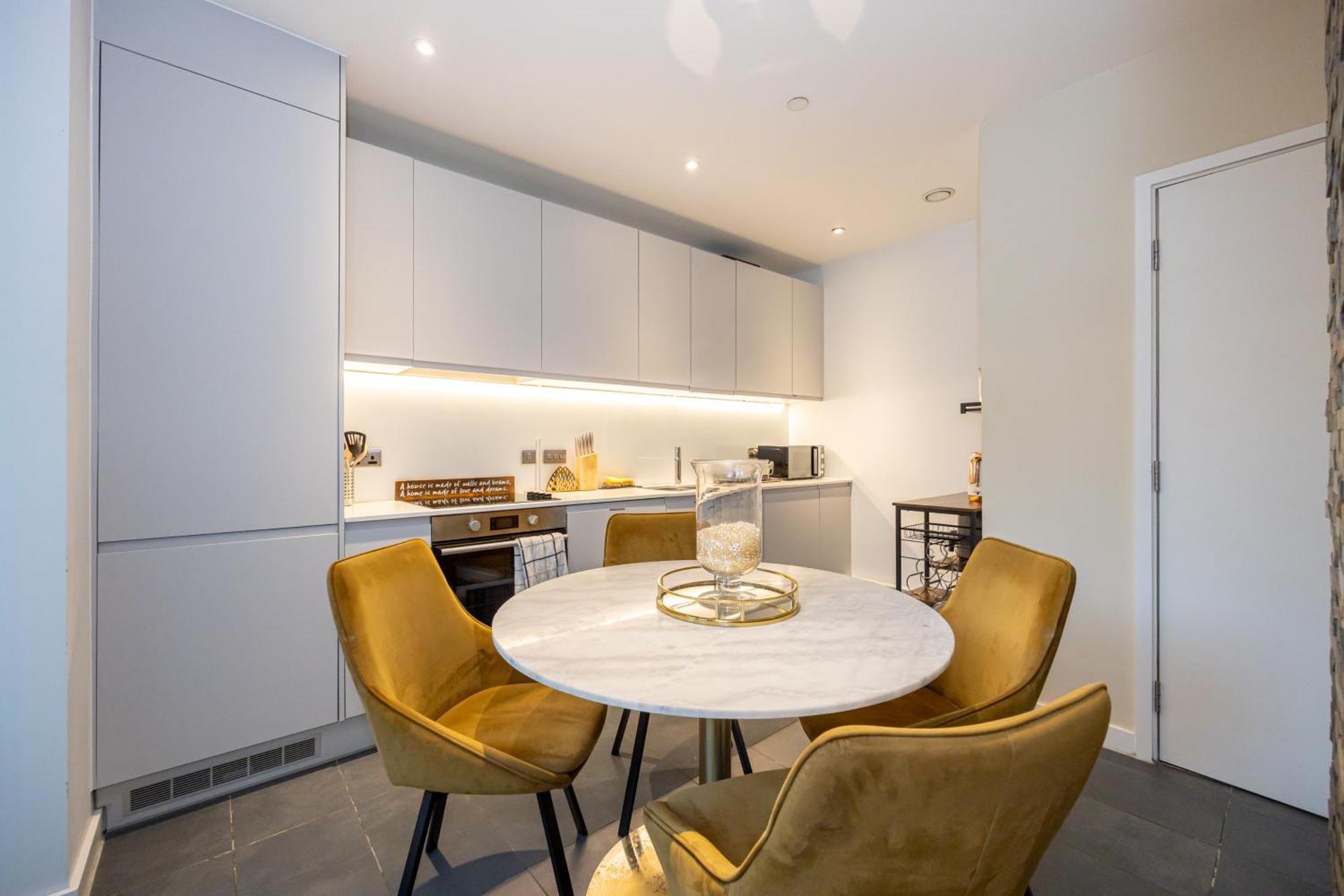 Luxury 3-bed Townhouse Sleeps 6 Free Parking *
