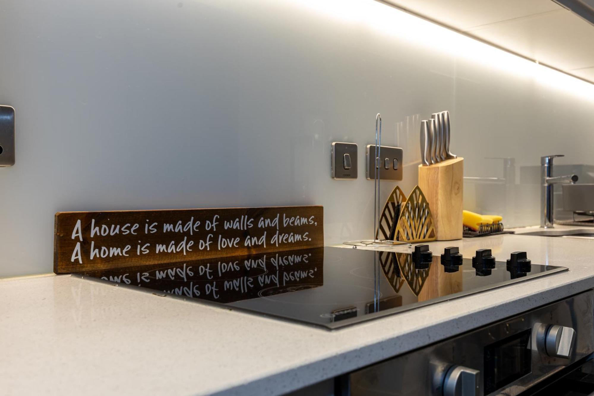 Holiday home Luxury 3-bed Townhouse Sleeps 6 Free Parking Manchester