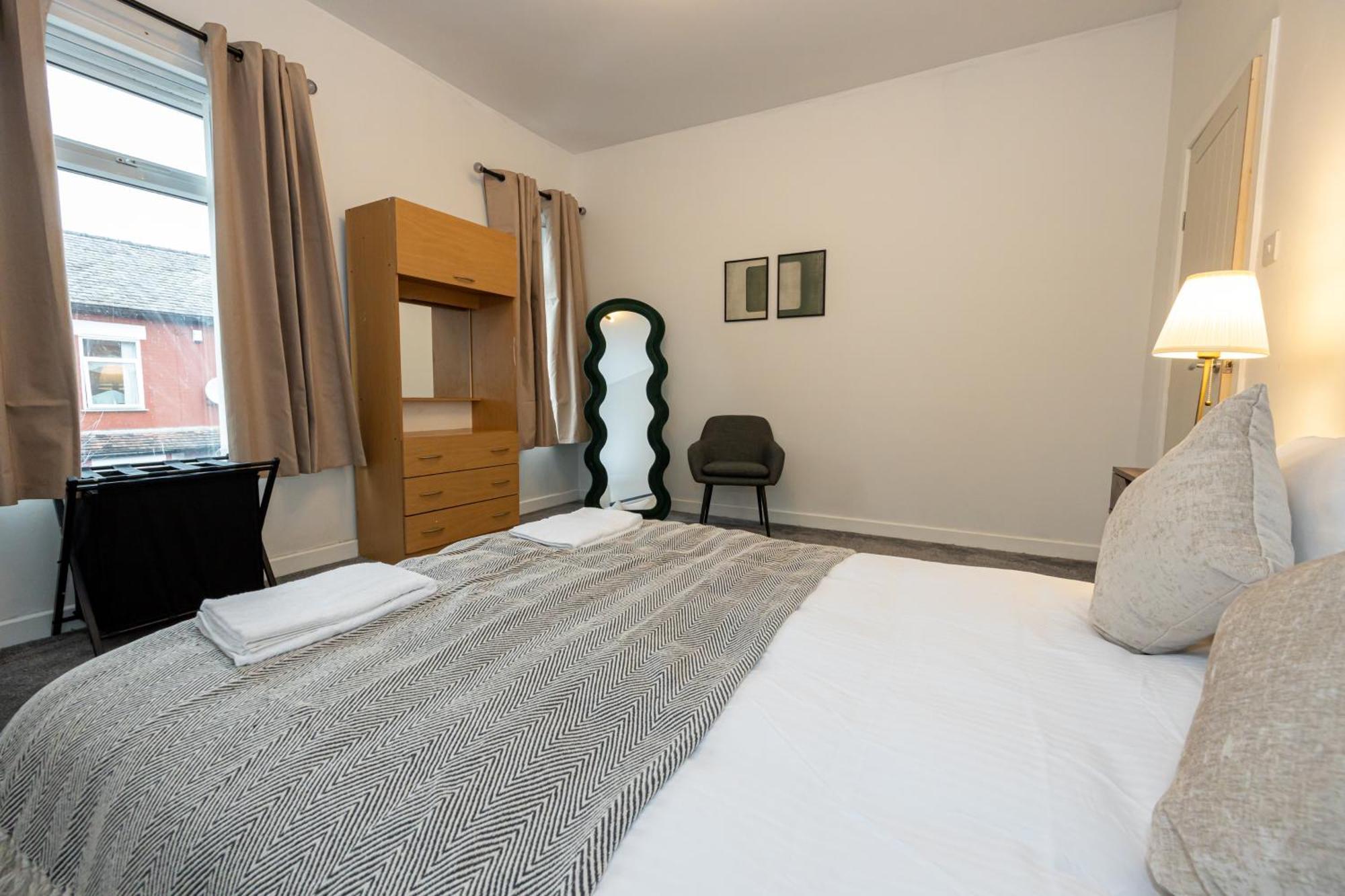 New Listing - Stunning 3 Bedroom Levenshulme Sleeps 7 Manchester