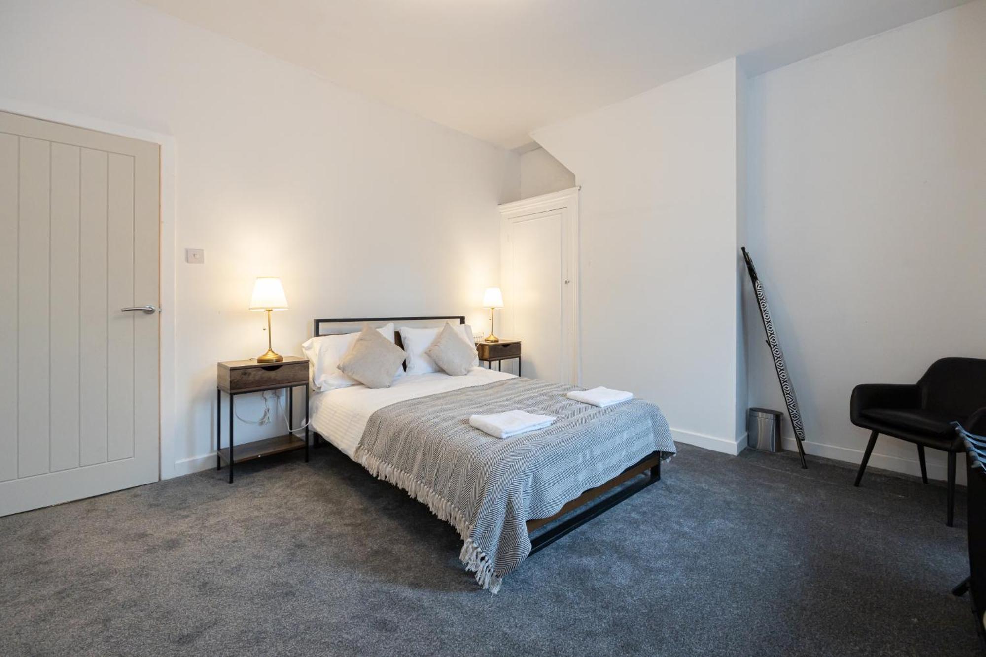 New Listing - Stunning 3 Bedroom Levenshulme Sleeps 7 Holiday home