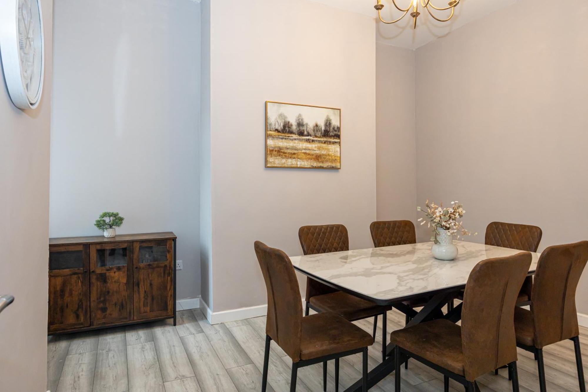 New Listing - Stunning 3 Bedroom Levenshulme Sleeps 7 Holiday home