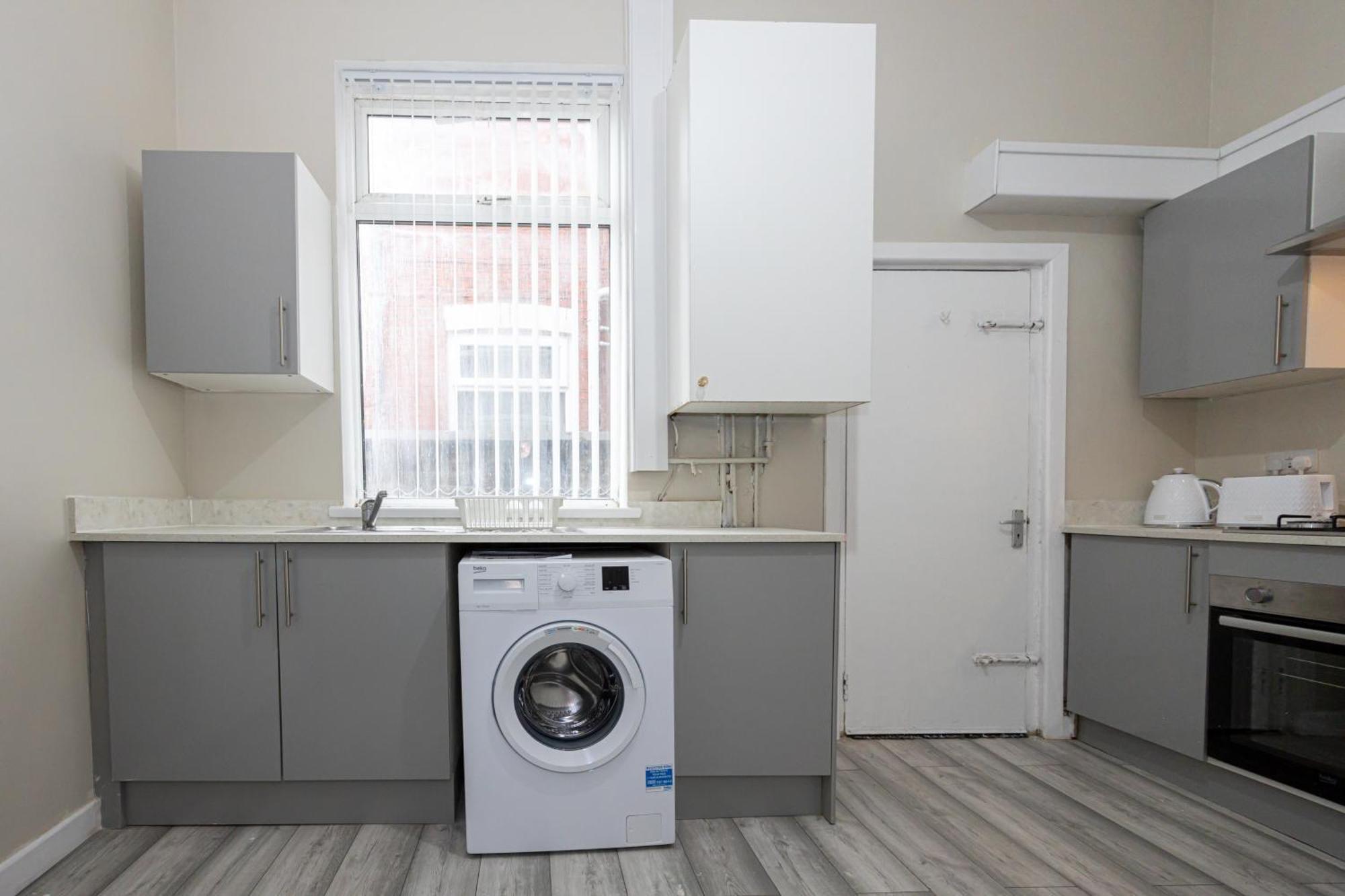 New Listing - Stunning 3 Bedroom Levenshulme Sleeps 7 *