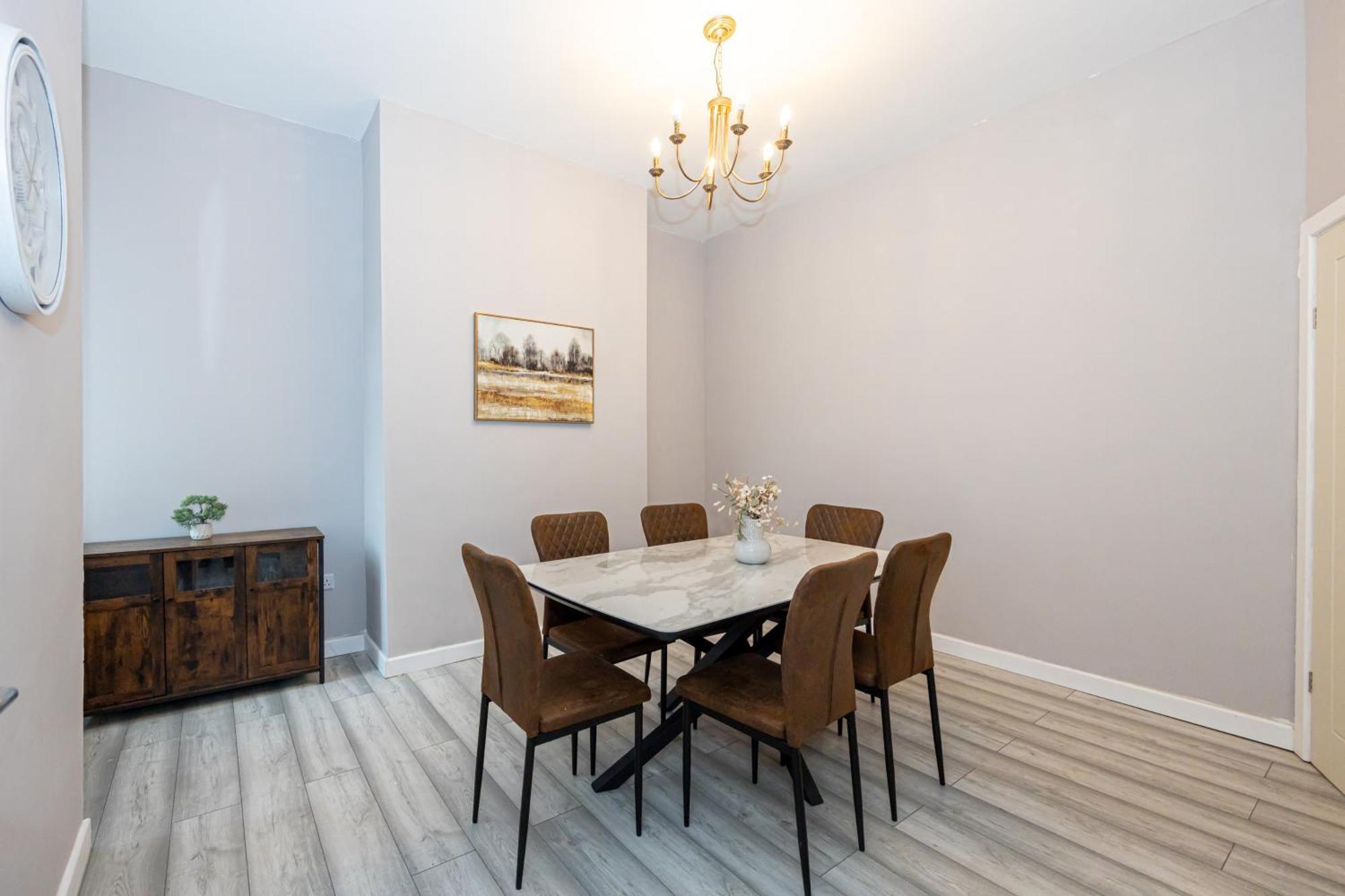 New Listing - Stunning 3 Bedroom Levenshulme Sleeps 7 Holiday home
