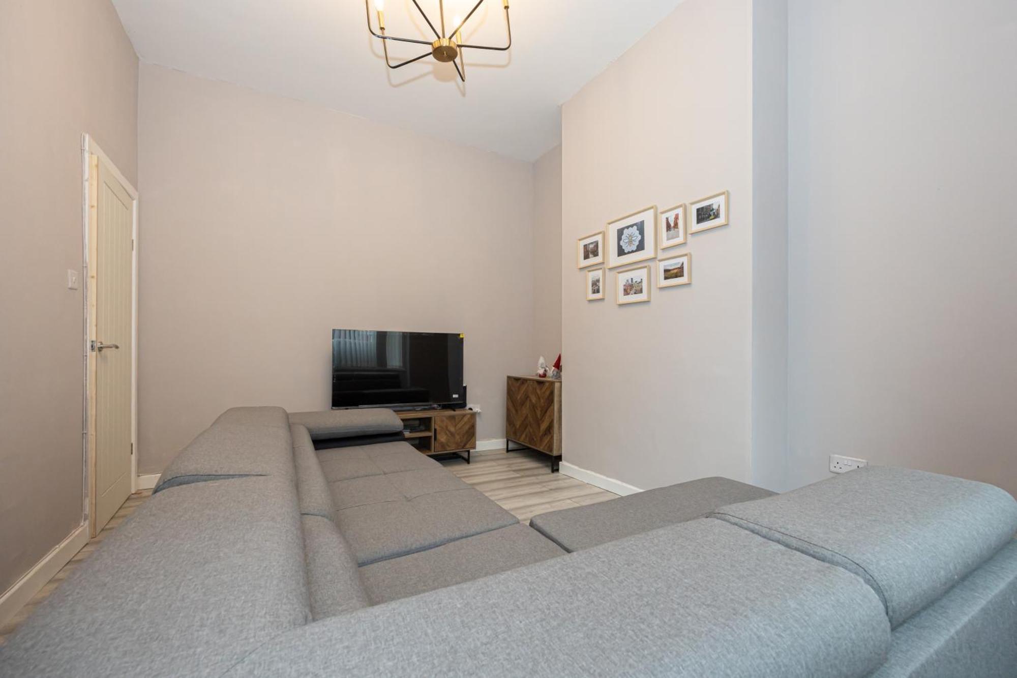 New Listing - Stunning 3 Bedroom Levenshulme Sleeps 7 Holiday home Manchester