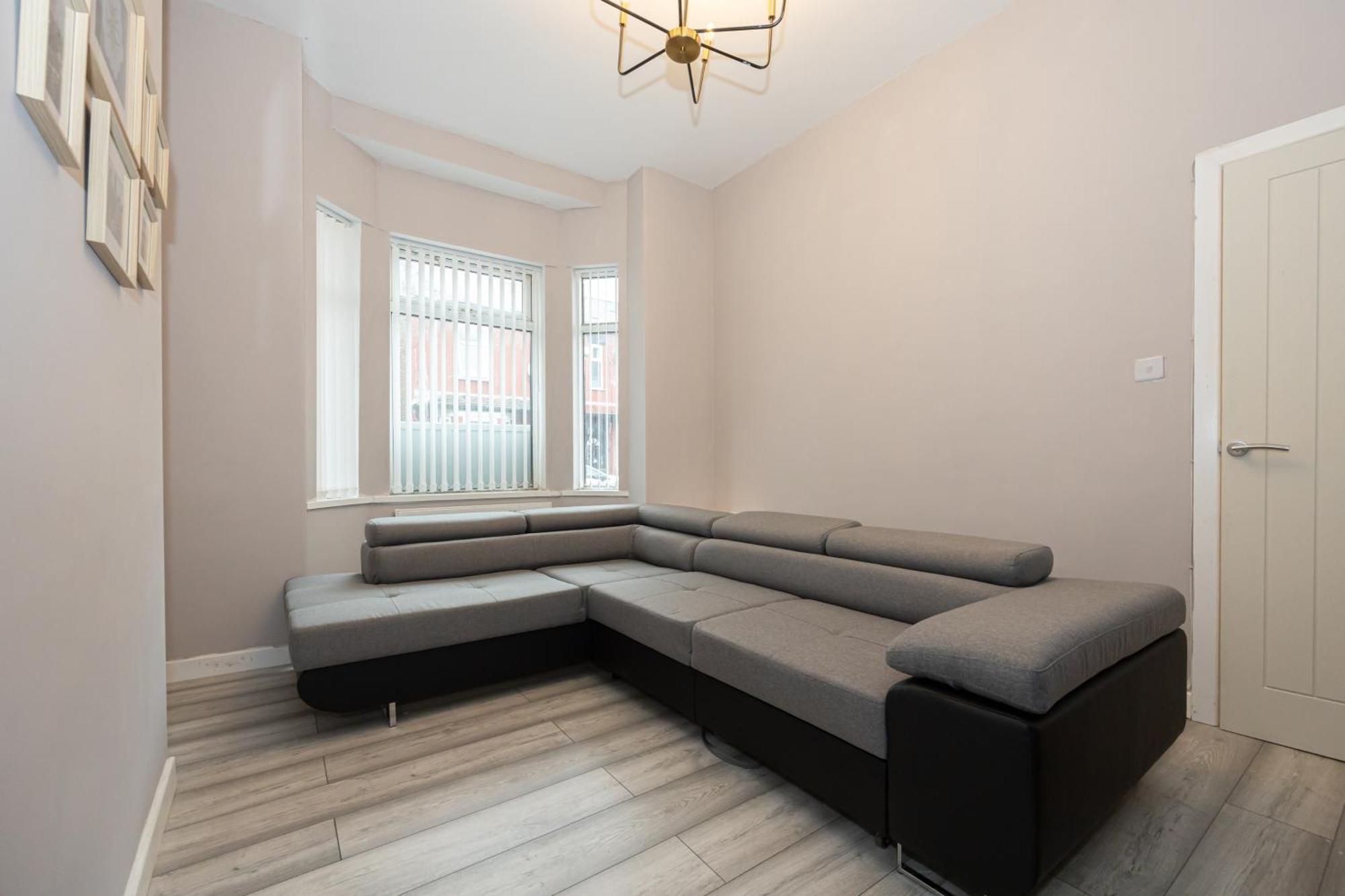 New Listing - Stunning 3 Bedroom Levenshulme Sleeps 7