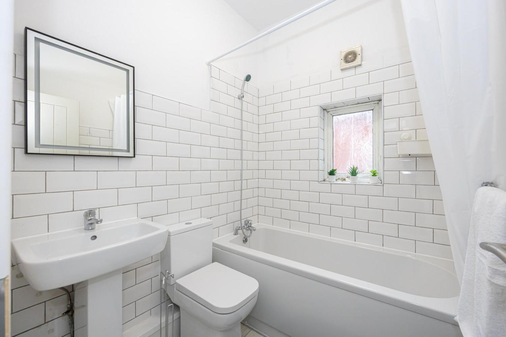 New Listing - Stunning 3 Bedroom Levenshulme Sleeps 7 *