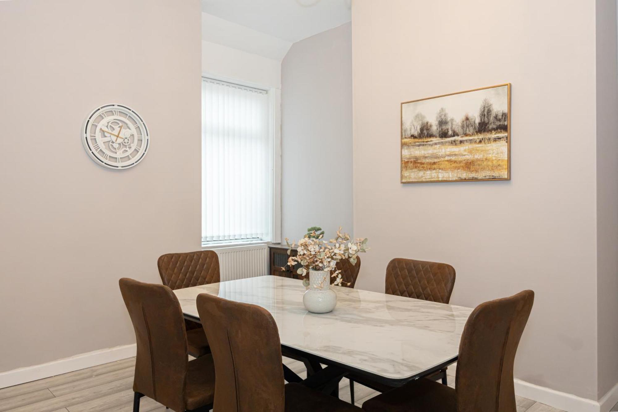 New Listing - Stunning 3 Bedroom Levenshulme Sleeps 7 *