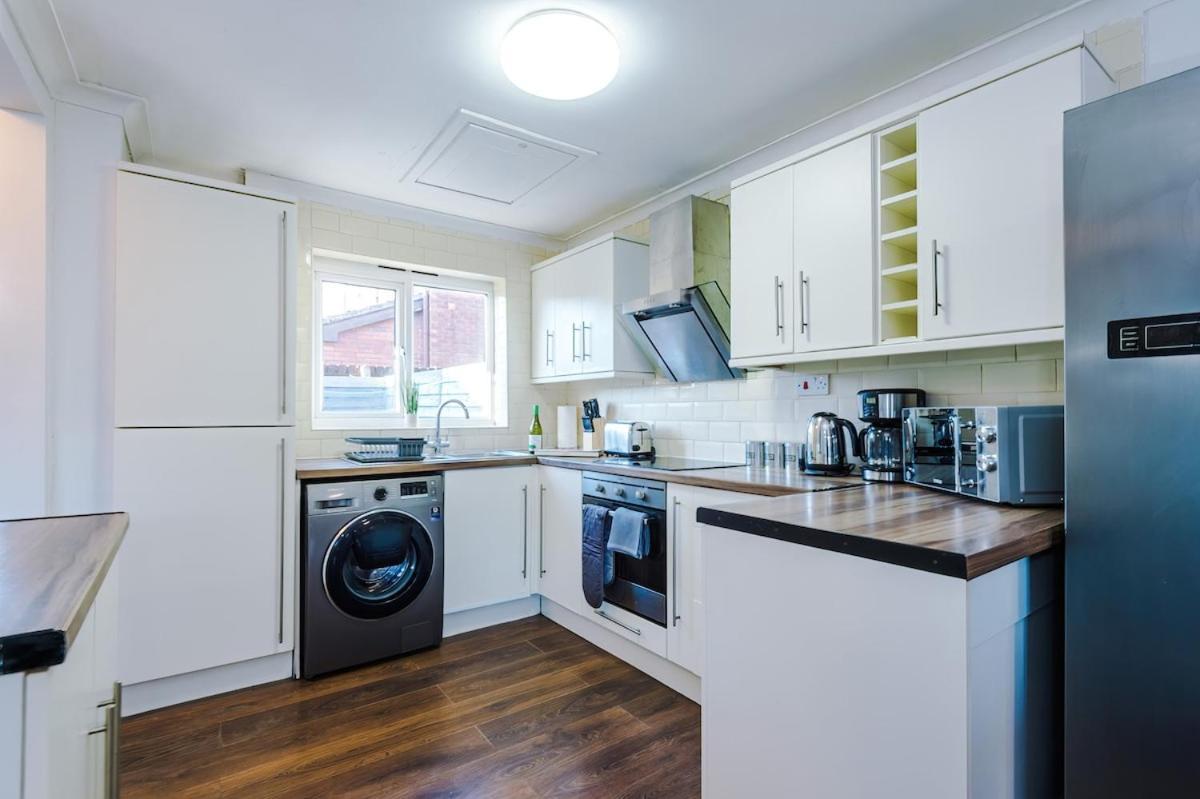 New Spacious House, Pool Table, Driveway Holiday home *