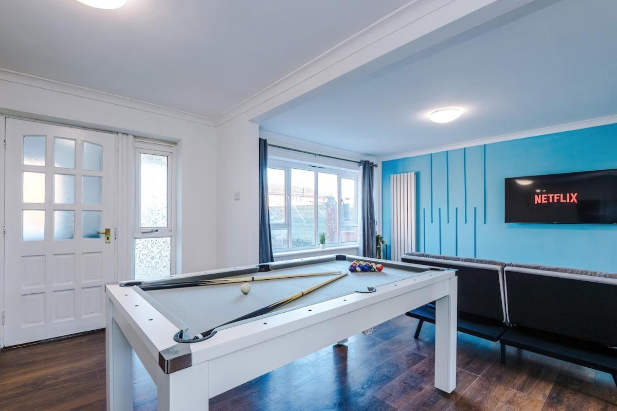 New Spacious House, Pool Table, Driveway * Manchester