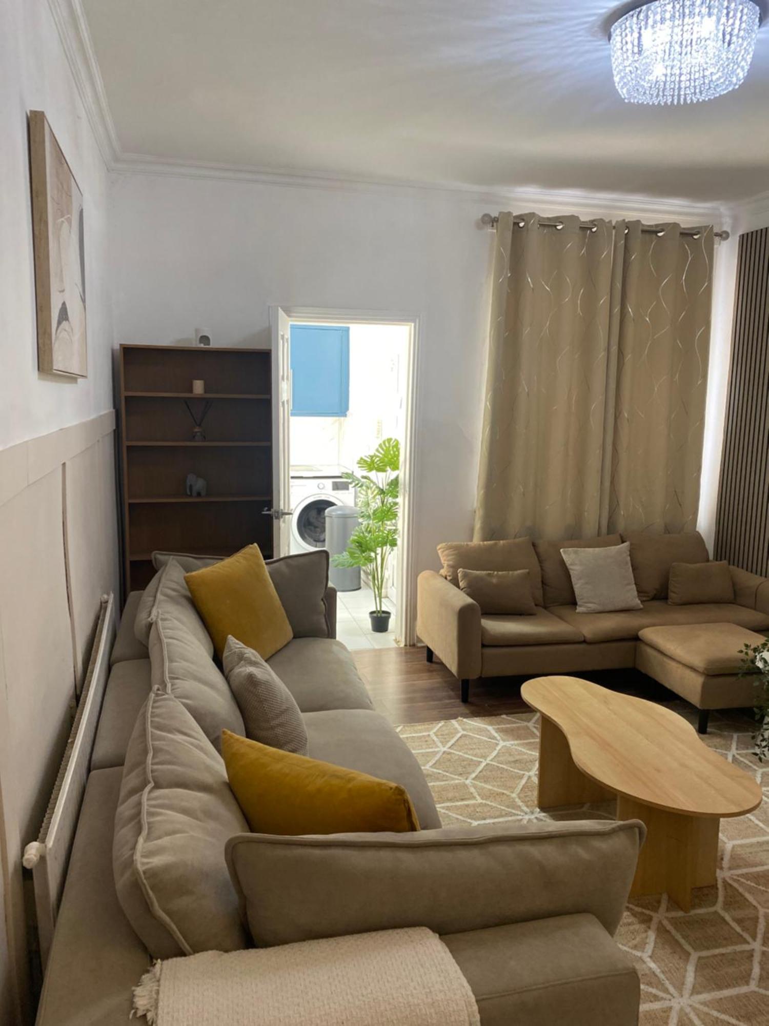 Holiday home Modern Townhouse-free Parking-games Room-fast W-ifi *