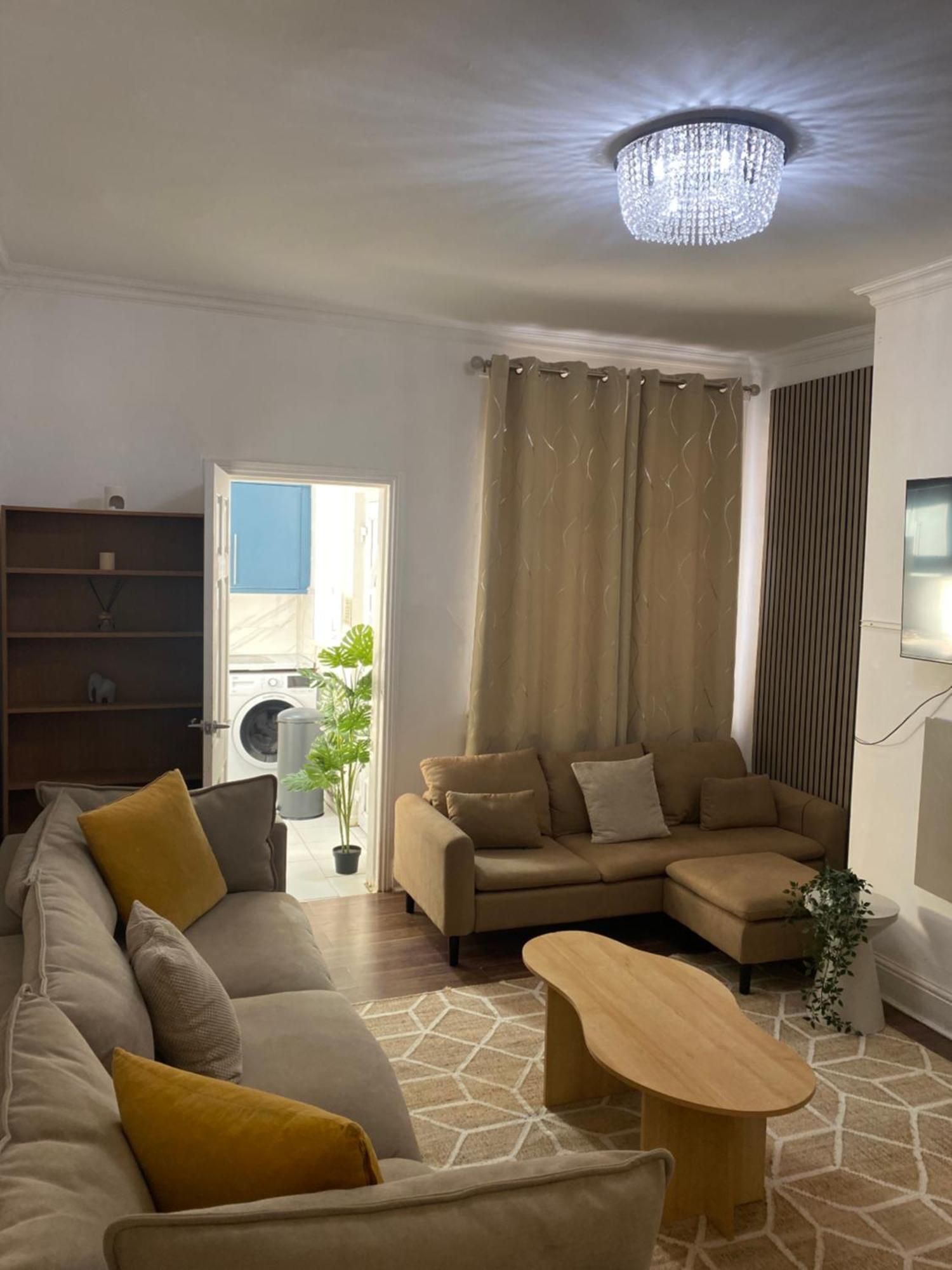 Modern Townhouse-free Parking-games Room-fast W-ifi Holiday home Manchester