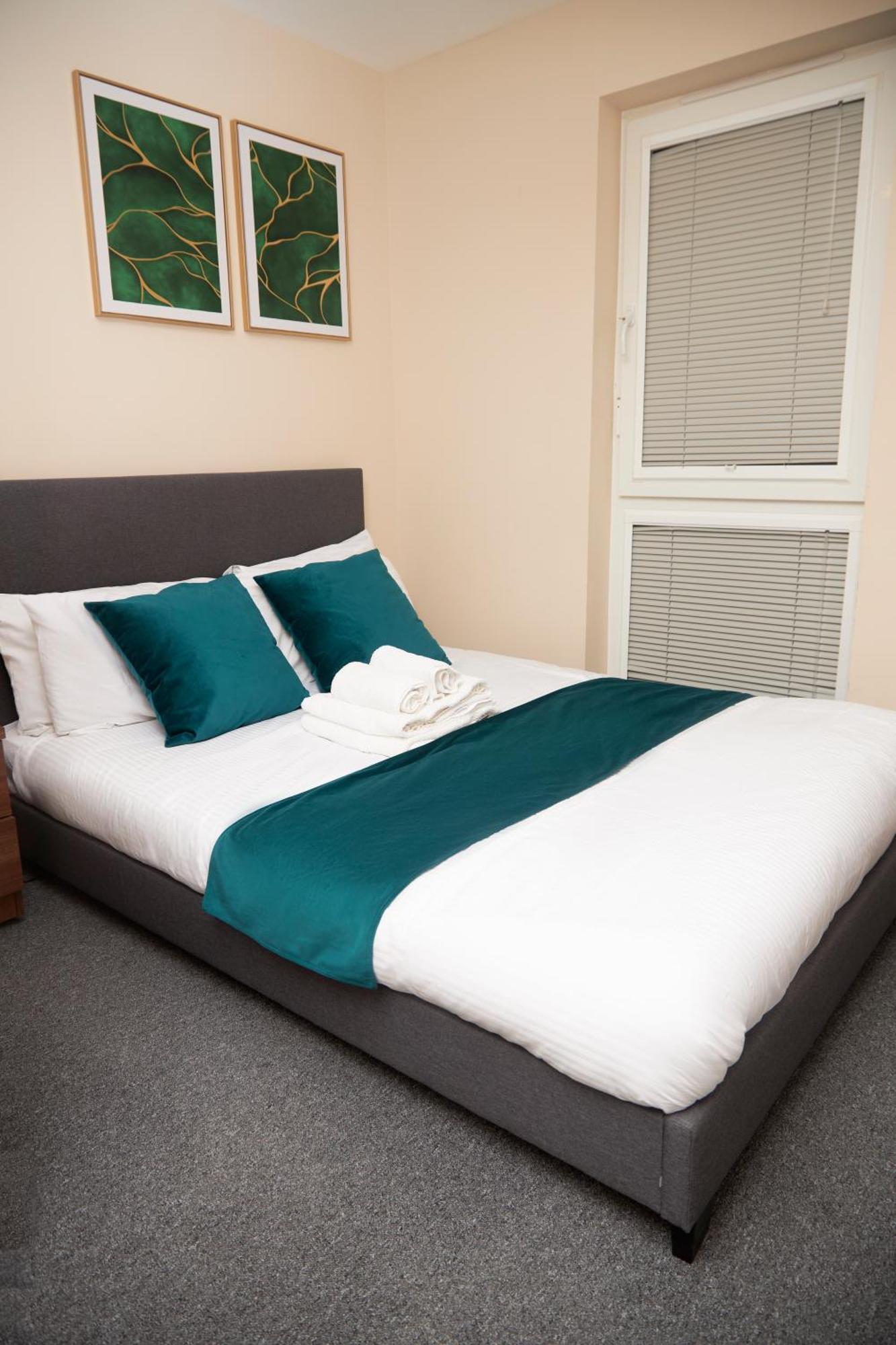 Deluxe And Cozy Two Bedroom With 1 Bathroom And Open Balcony Apartment Manchester
