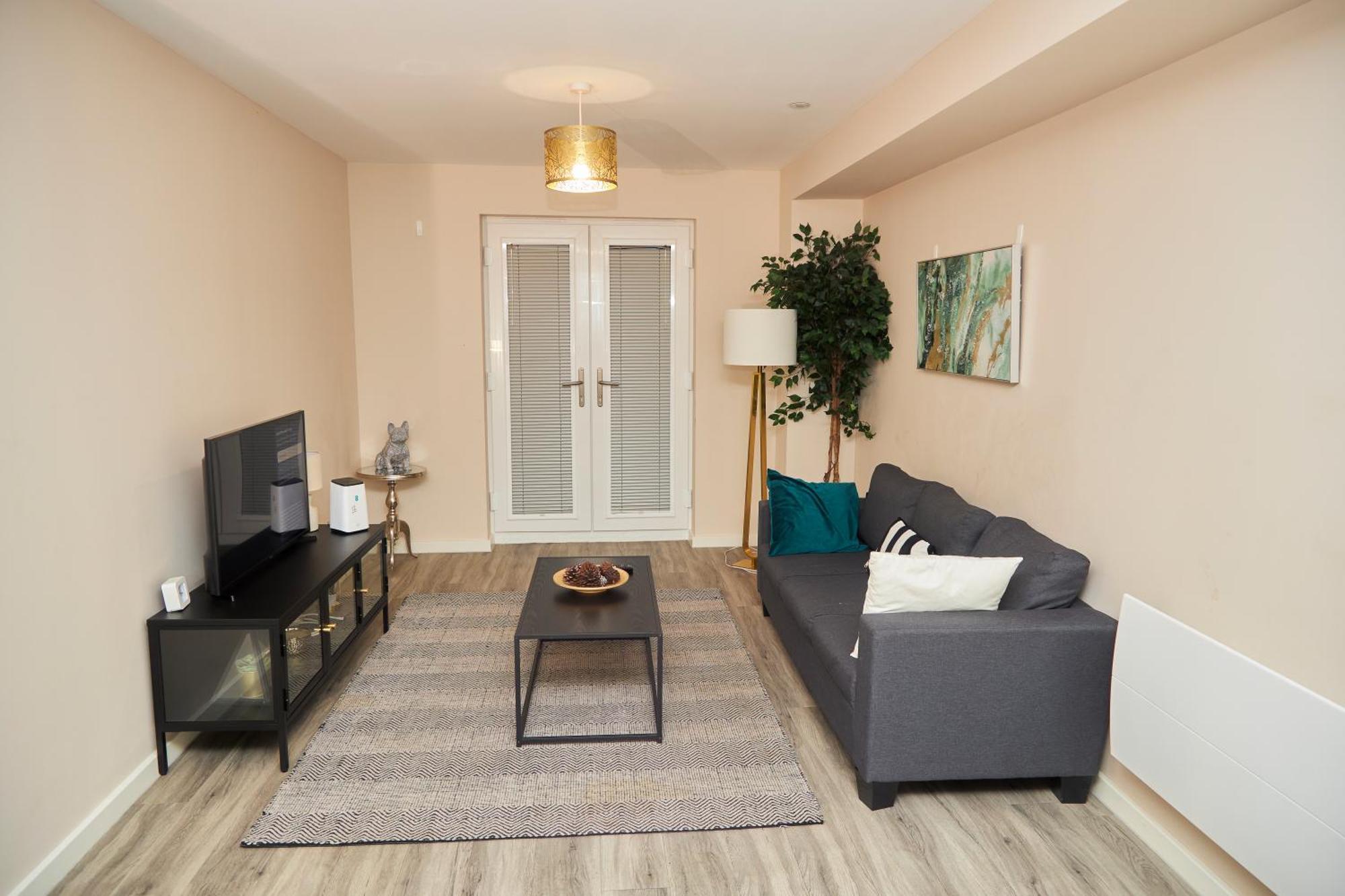 Deluxe And Cozy Two Bedroom With 1 Bathroom And Open Balcony Apartment *