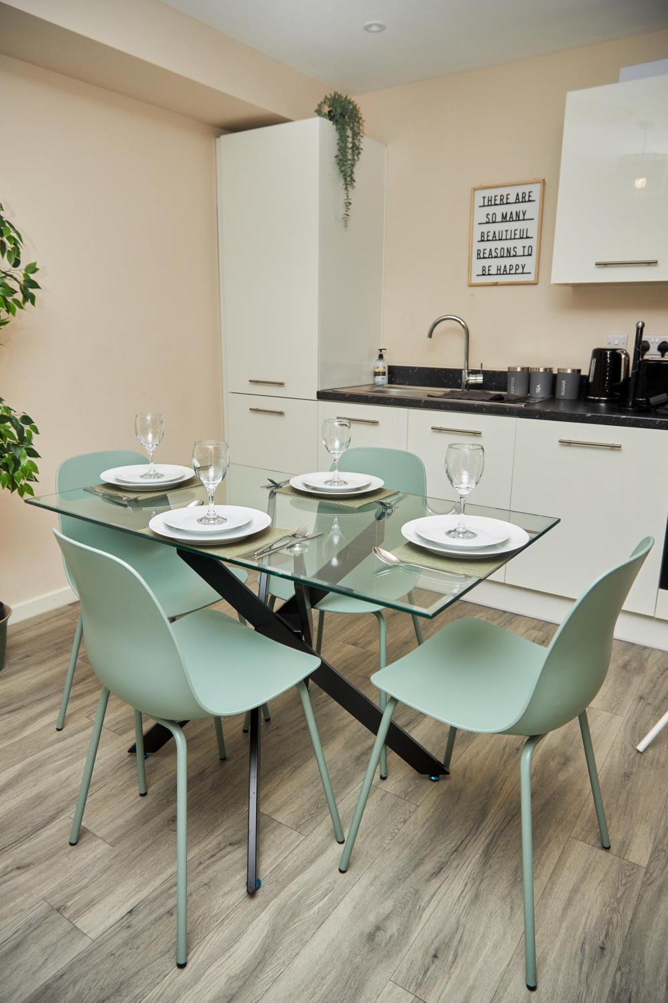 Deluxe And Cozy Two Bedroom With 1 Bathroom And Open Balcony * Manchester