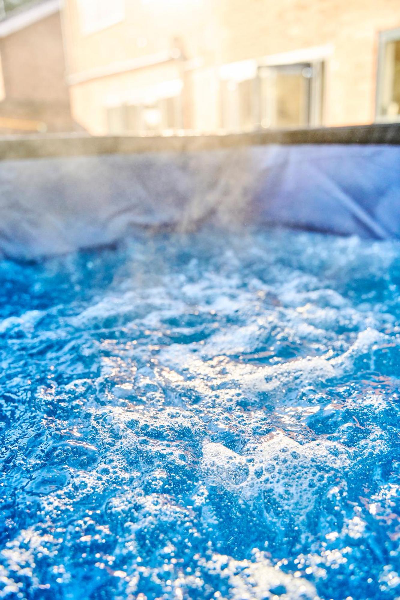 Holiday home Stylish Event & Family For 12 In With Hot Tub
