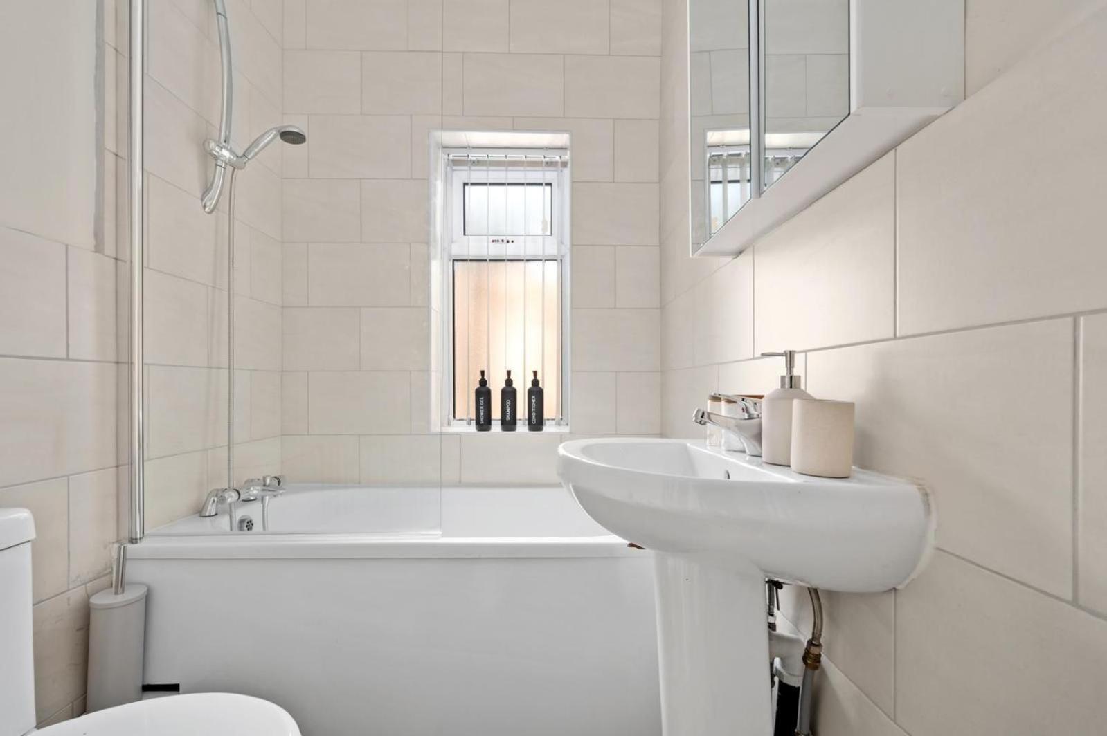 Luxury 4-bed Perfect For Contractors & Families W Free Parking