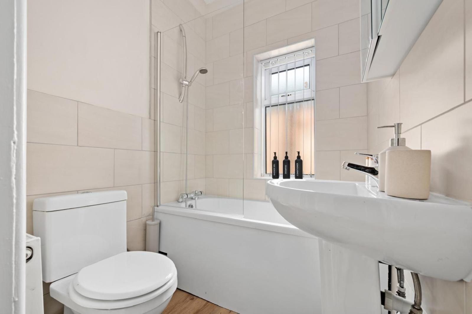 Luxury 4-bed Perfect For Contractors & Families W Free Parking Holiday home