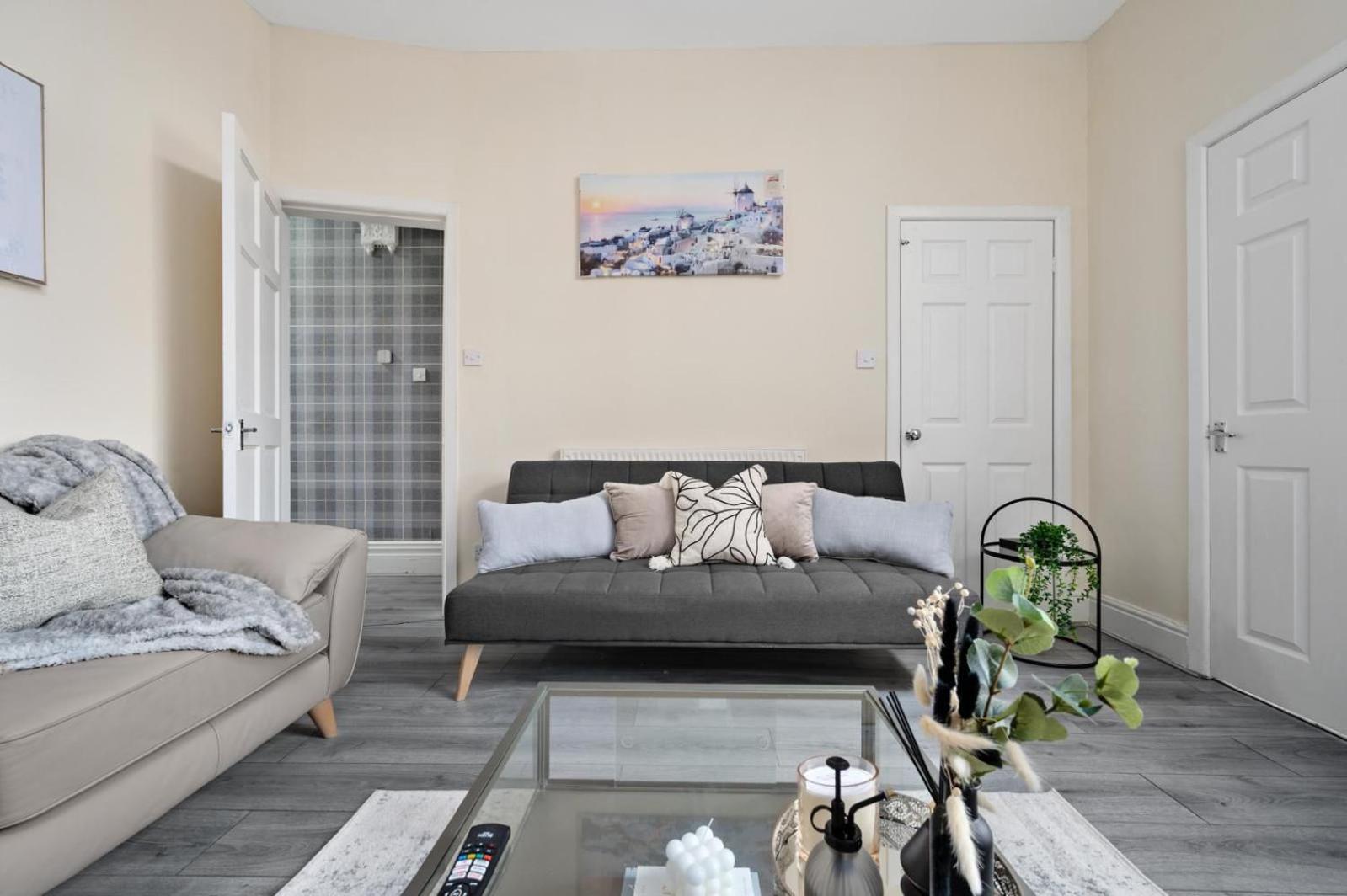 Holiday home Luxury 4-bed Perfect For Contractors & Families W Free Parking *